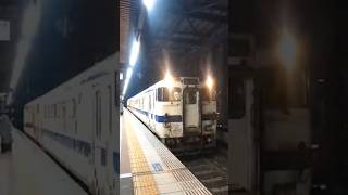 夜の谷山駅を発車する、国鉄色＆九州色の混色編成が発車！#電車 #jr九州 #キハ40 #キハ40系 #気動車 #指宿枕崎線 #国鉄 #国鉄車両 #国鉄色 #おすすめ