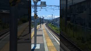 JR東日本の大糸線の島内駅に臨時特急あずさ1号白馬行きが通過する。ミュージホーンと汽笛1回