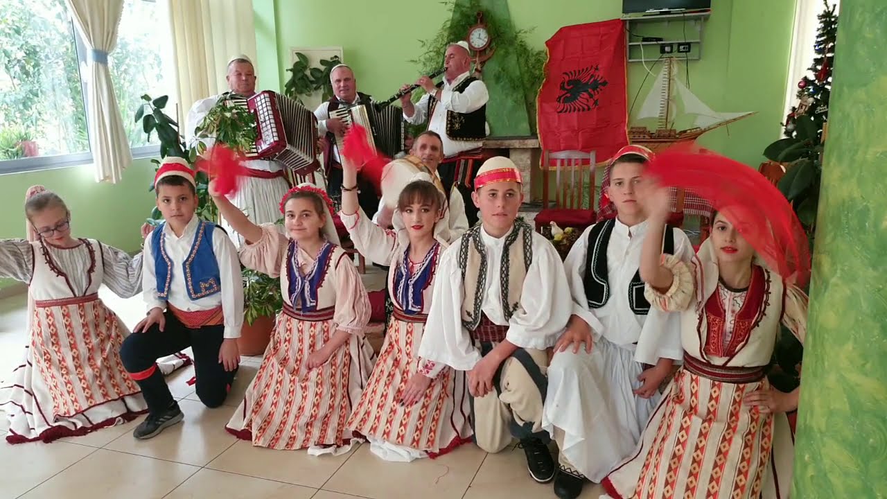 Ansambli Margarita Xhepa Folklori Autokton Myzeqare. YouTube