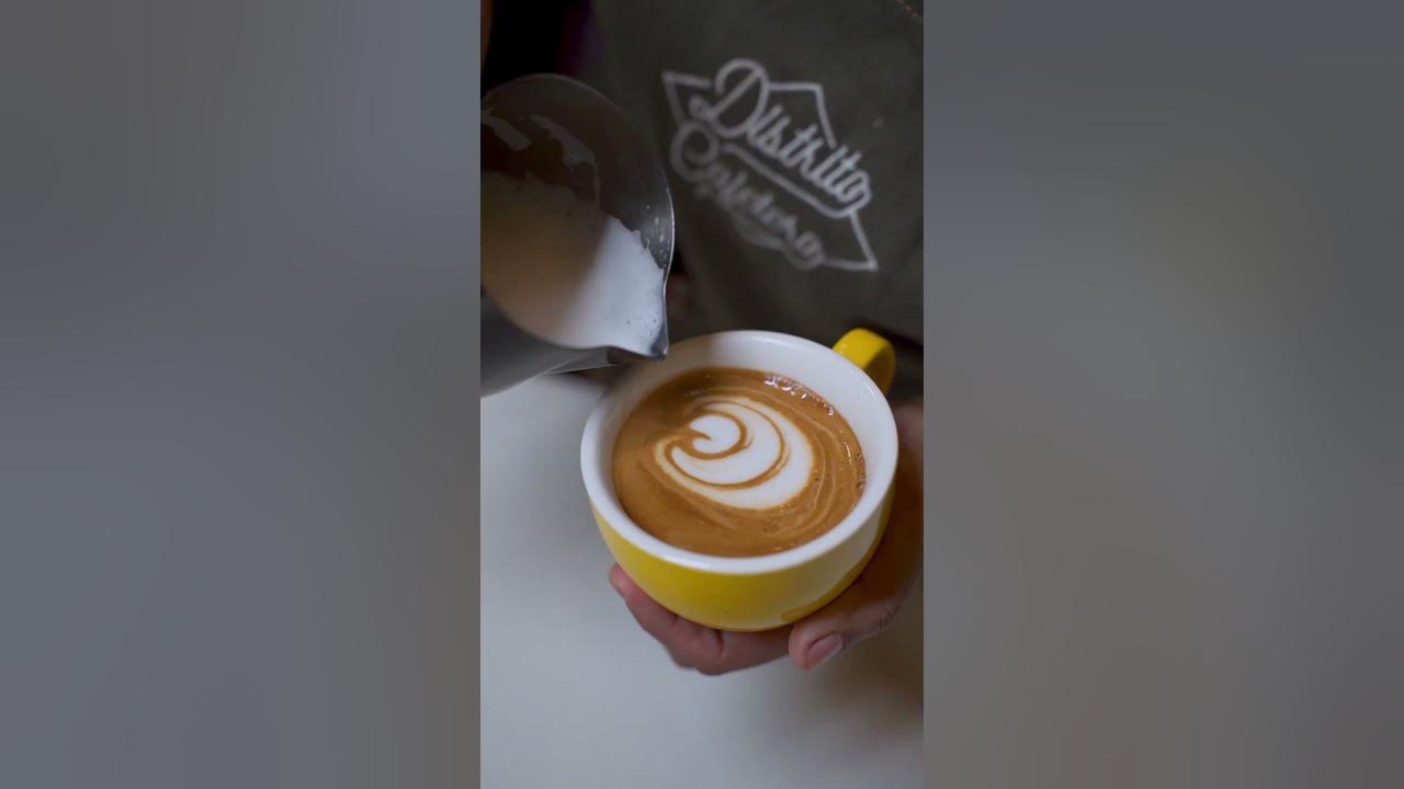 Cerrar La Mano De Barista Hacer Café Caliente Tazas De Latte Arte Y Jarra  De Leche De Espuma Y Hay Accesorios De Cafetera Imagen de archivo - Imagen  de plano, concepto: 235924743