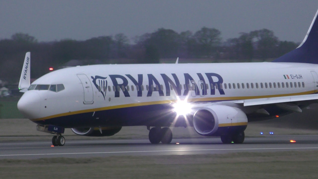 airshow schedule share Ryanair Boeing 737 8AS EI GJH takes off London Luton Airport 30Dec18 401p 4k murcia