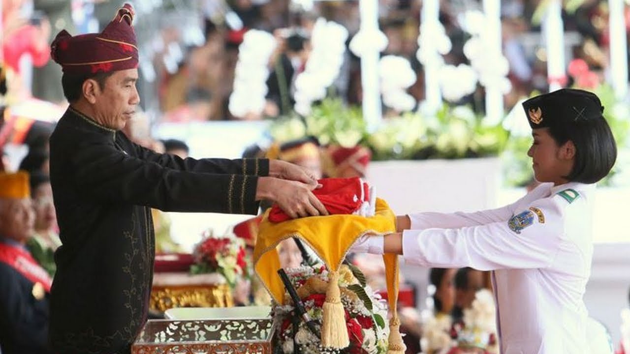 Momen Jokowi Nyaris Lakukan Kesalahan Fatal Saat Upacara Bendera Beruntung Ruth Membisikinya