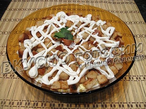 Популярные салаты с сухариками — 15 очень вкусных, простых и недорогих рецептов