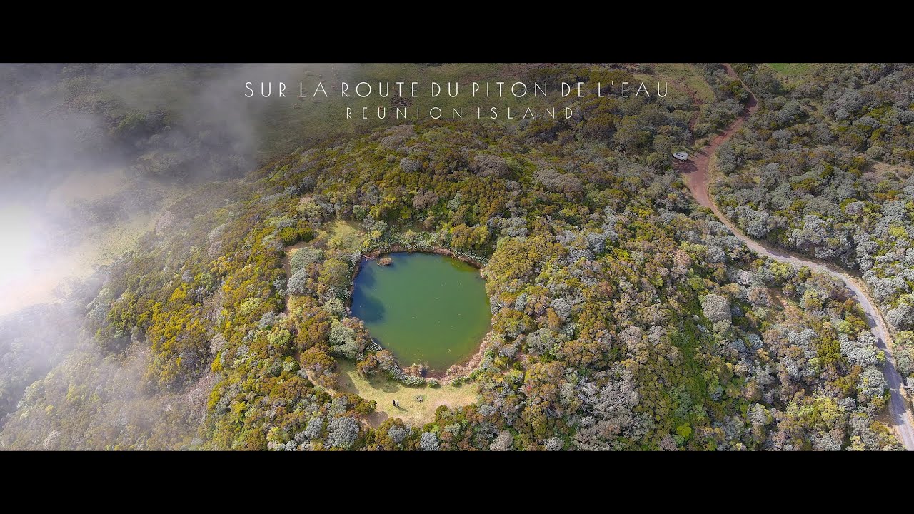 Un lac dans un ancien cratère volcanique REUNION ISLAND 