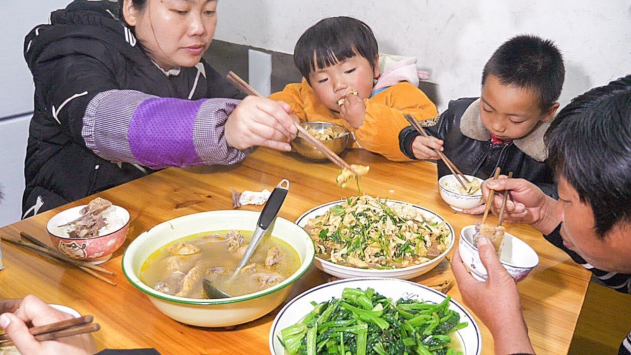 婆婆種很多香菜，兒媳摘一把炒腐竹，越吃越香 | Pick a handful of coriander Fried beancurd bamboo, more eat more fragrant