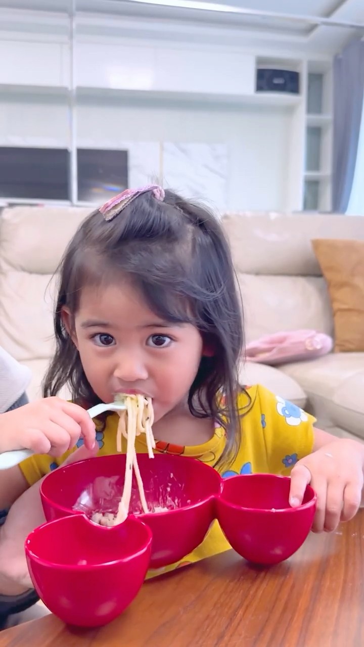 Moana mukbang spaghetti sampe 7 piring?? #riaricis