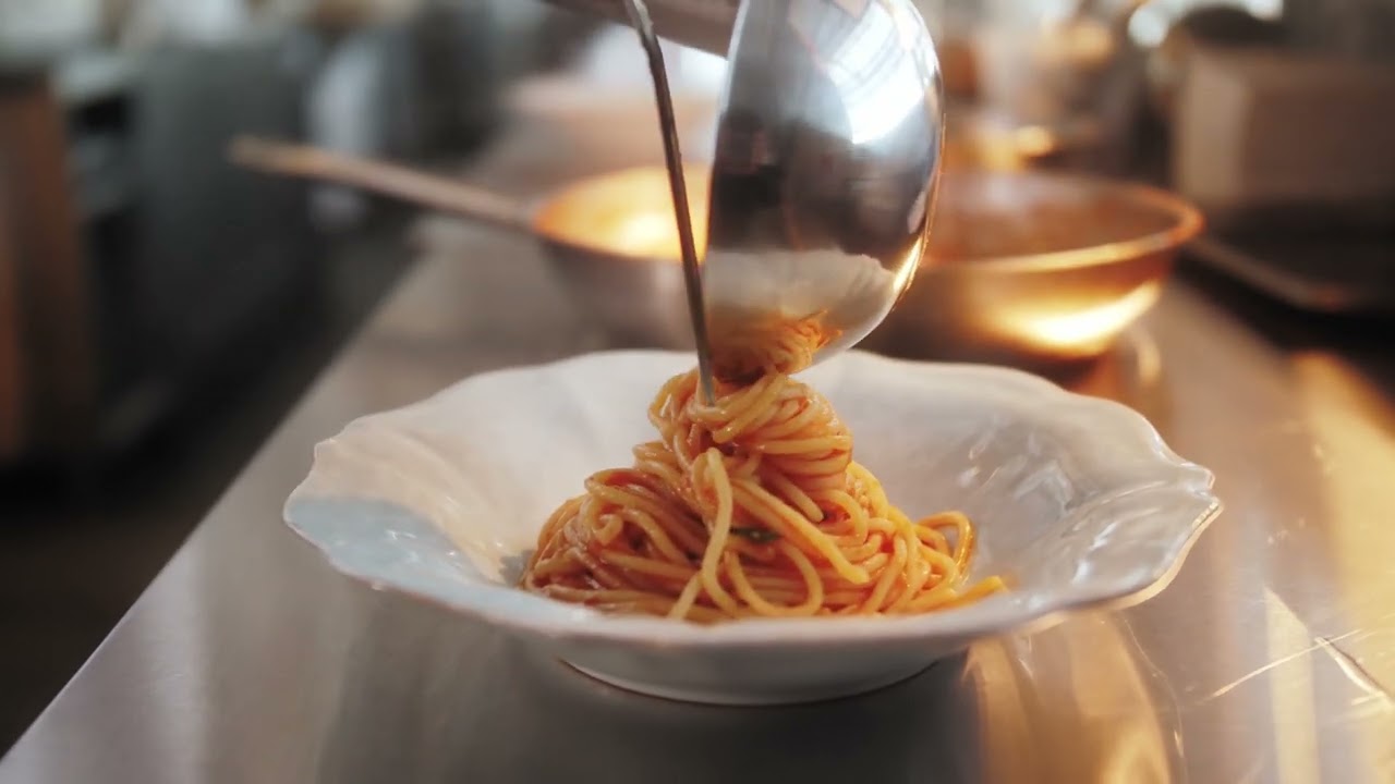 Dressage des spaghettis bolognaise dans la l'assiette.