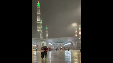 ما اجمل صوت الأذان في المسجد النبوي والامطار تنهمر وكأنها في شوق جارف الي ارض المدينه المنورة 