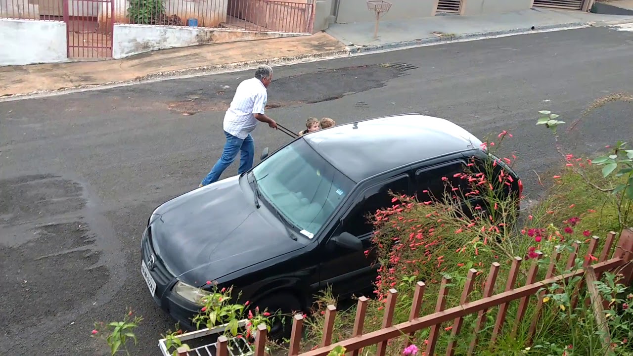 Gabriel e Miguel dpgm carrinho com Vô Dilo