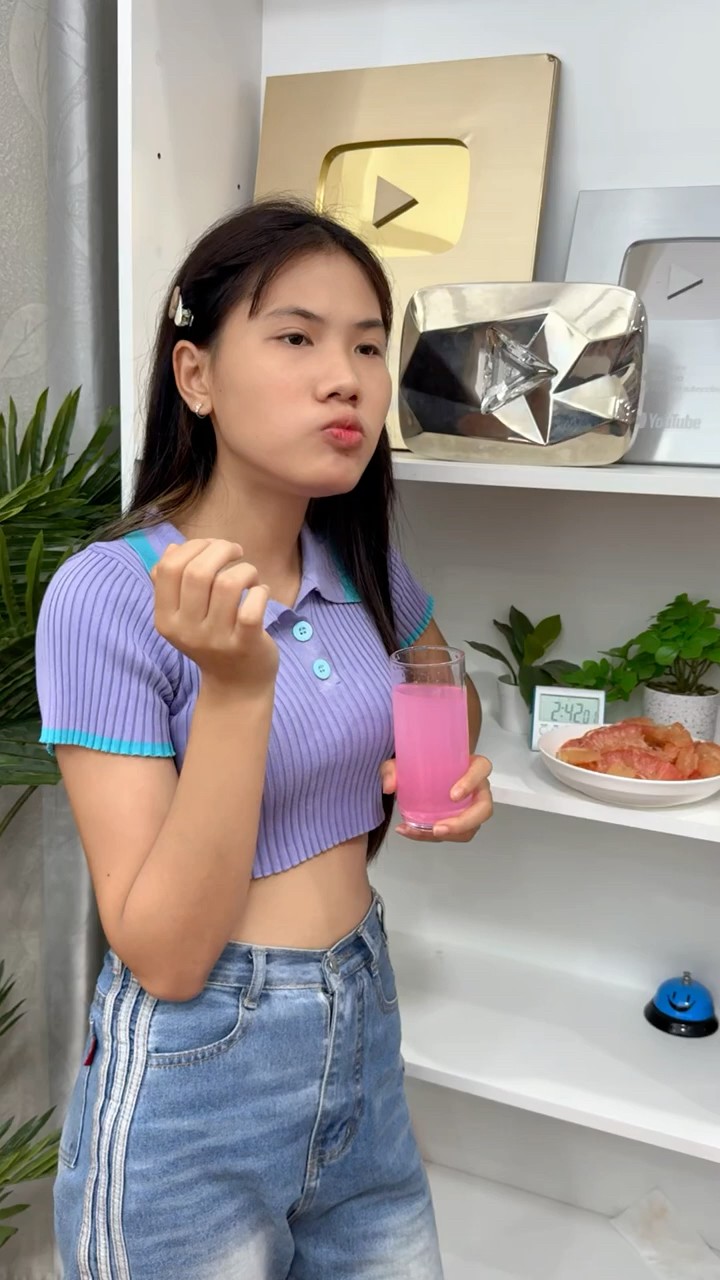 LNF - Làm nước ép thủ công || Girl making juice with mouth #shorts