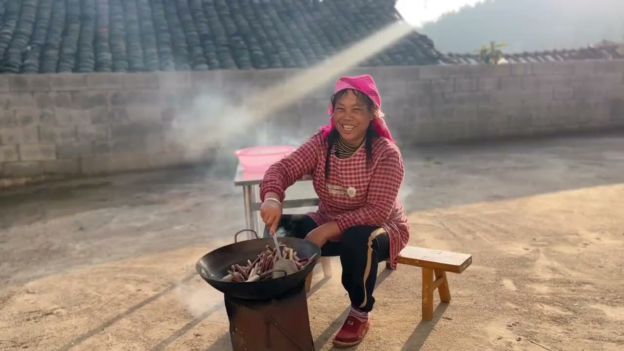 在稀疏平常的日子里，老妈做的菜是我们很多人珍藏的记忆。她的菜肴可能没有高级的食材，也没有复杂的烹饪技巧，但每一道菜都充满了家的味道和温暖#乡村守护人 #乡村美食#芋头杆 #真实的乡村生活