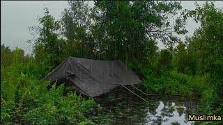 Membangun pondok di tengah hutan yang sunyi dan diguyur hujan deras