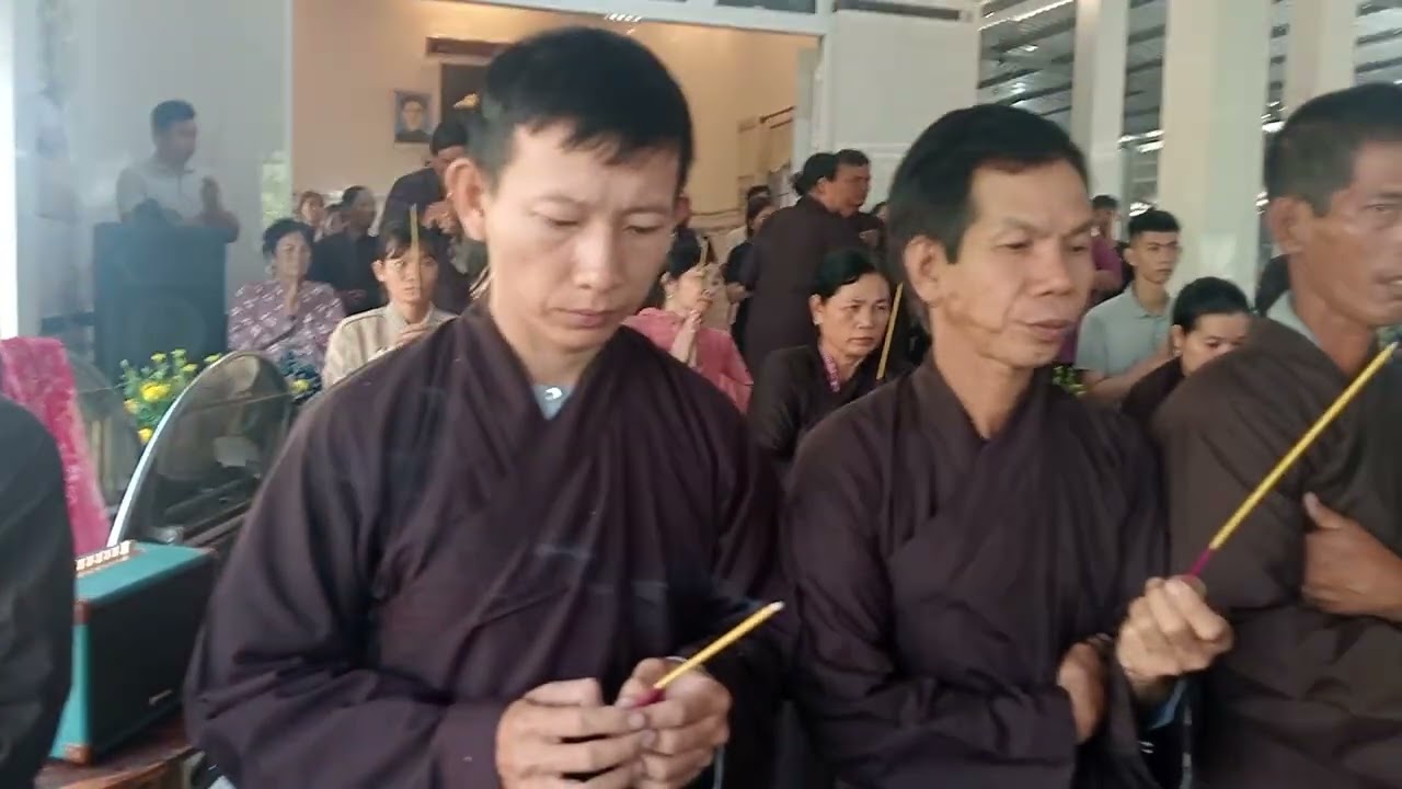 Hộ niệm đưa tiển quan tài bà năm về nơi chính suối