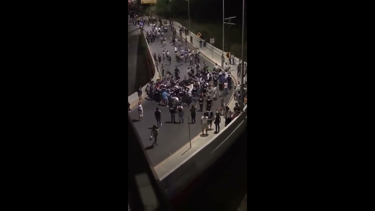 BRUTAL GOLPIZA, varios aficionados de Monterrey golpean a 1 aficionado de Tigres camera iphone 8 plus apk