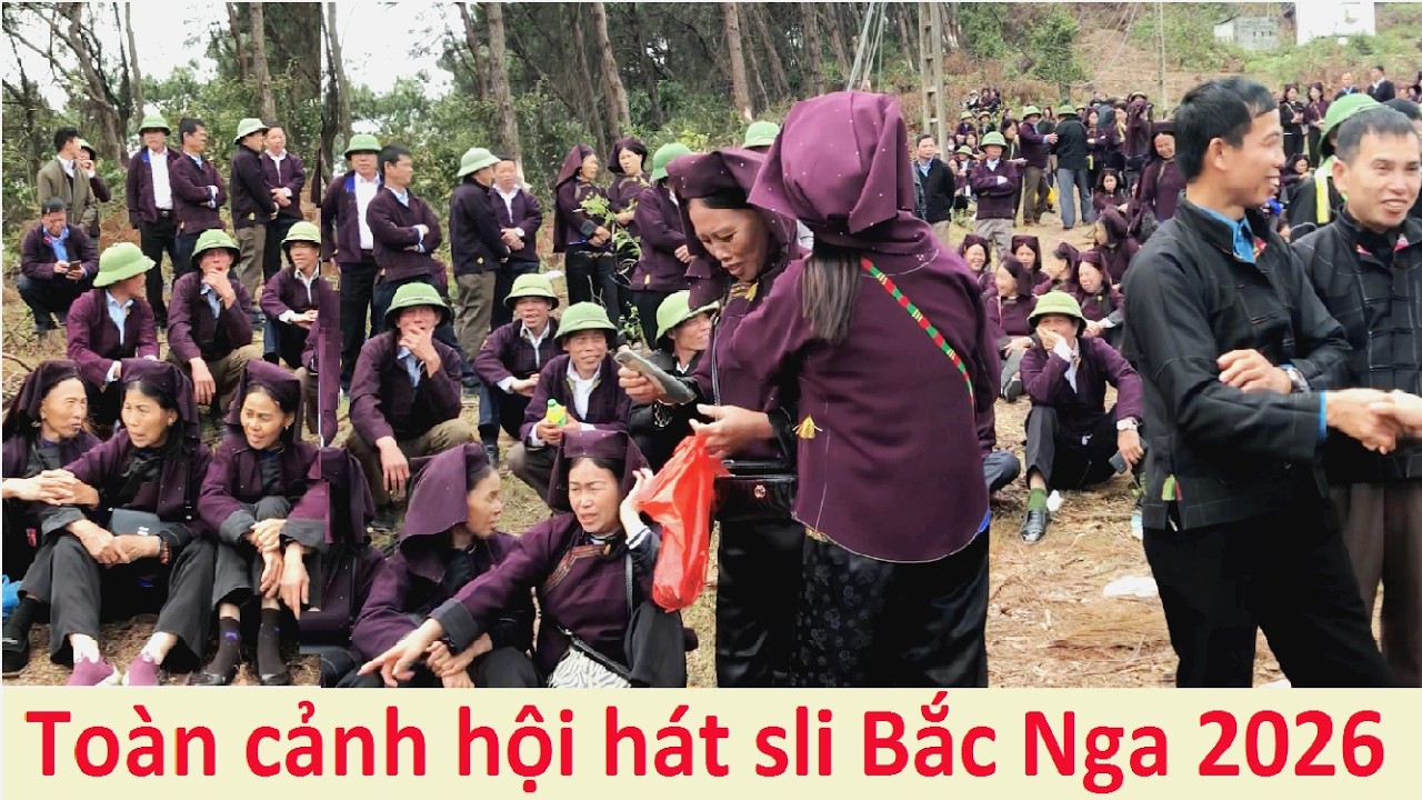 Nhiều trai gái trẩy hội hát sli trên đồi thông Bắc Nga