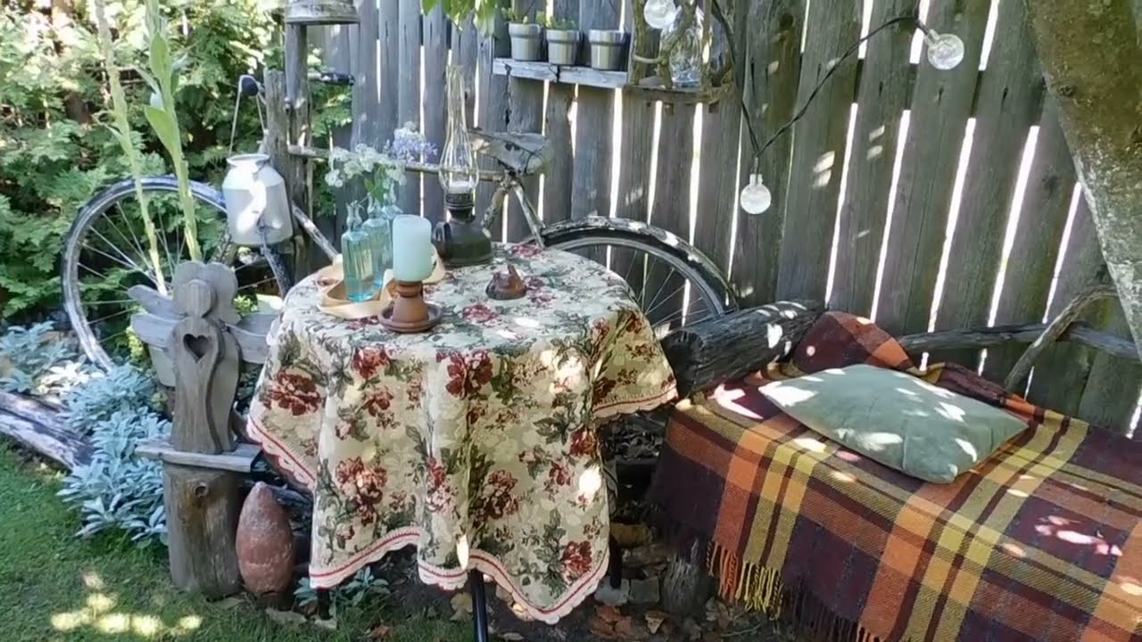 Не только красиво но и уютно. Гуляем по саду . Отдыхаем. Пьем кофе.