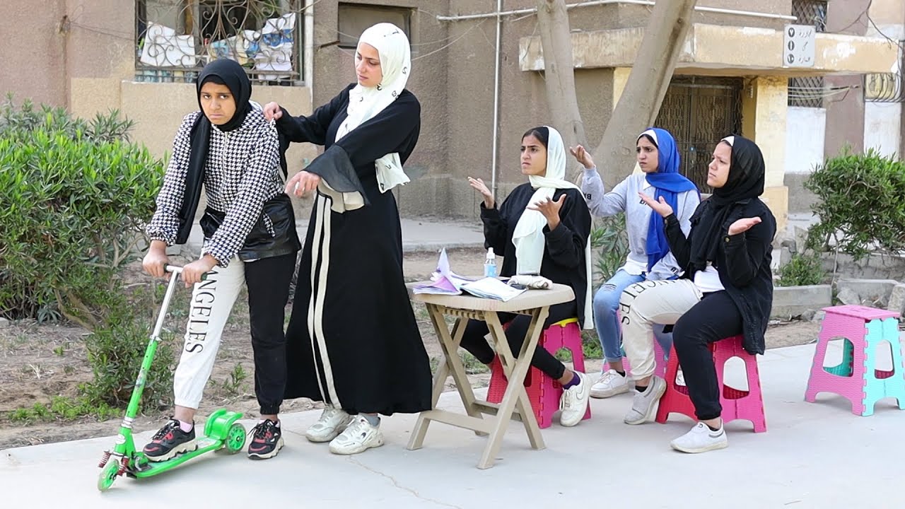 مدرسه تتفجئ ببنت مجنونة داخله الفصل بالاسكوتر فماذا فعلت !!