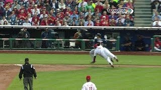 SD@PHI: Howard makes the diving tag on Peterson