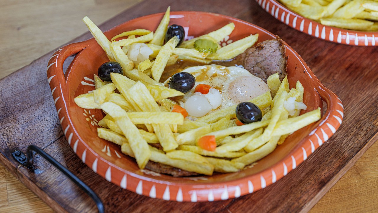 Prego no Prato à Portuguesa • Com Molho de Cerveja e Ovo a Cavalo