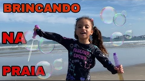 BRINCANDO NA PRAIA COM BOLHA DE SABÃO