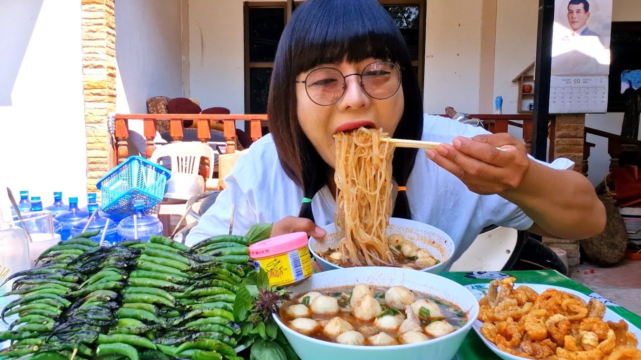 ก๋วยเตี๋ยวน้ำตกหมูปรุงรสจัดจ้าน พริกจี่จิ้มกระปิ แคปหมูกรอบอร่อย