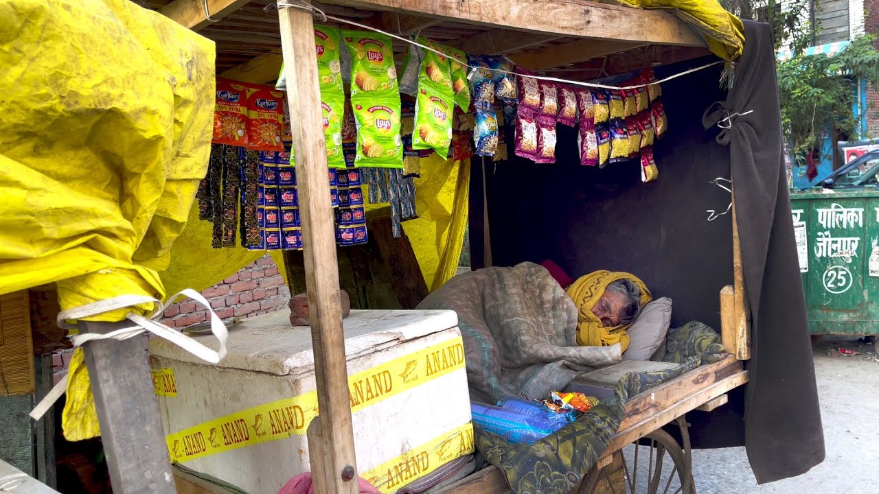 ये बुजुर्ग बाबा 1970 से रोड के किनारे ठेले पर, कैसे घुट घुट कर जी रहे है अपनी जिंदगी! Very Sad Story