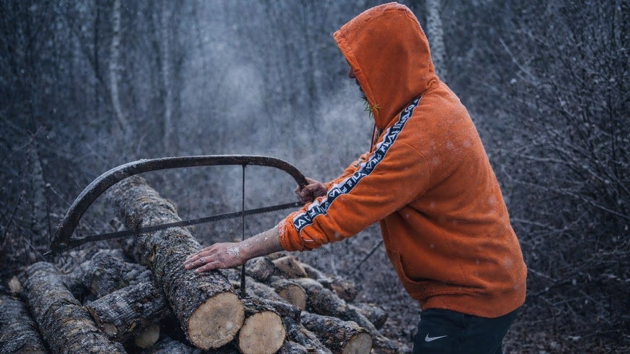 تقطيع الخشب من أجل التدفئة ،للنجاة من البرد القارص 