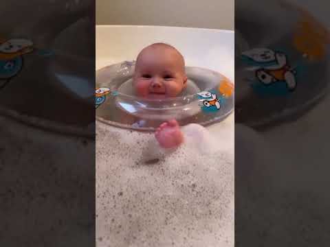 طفل يسبح كيوت