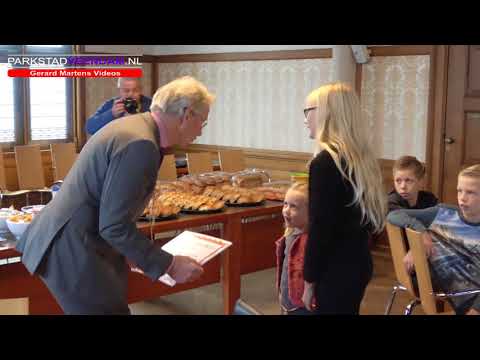 Leerlingen de Ommewending Veendam en burgemeester Swierstra ontbijten samen