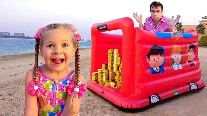 Diana y Roma juegan en la Playa con Papá