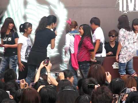 20111023 羅志祥 生命之舞簽名會 - 歌迷跳瀟灑小姐