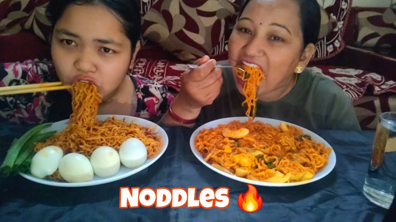 Eating Current Noodles With Eggs||Family Mukbang 