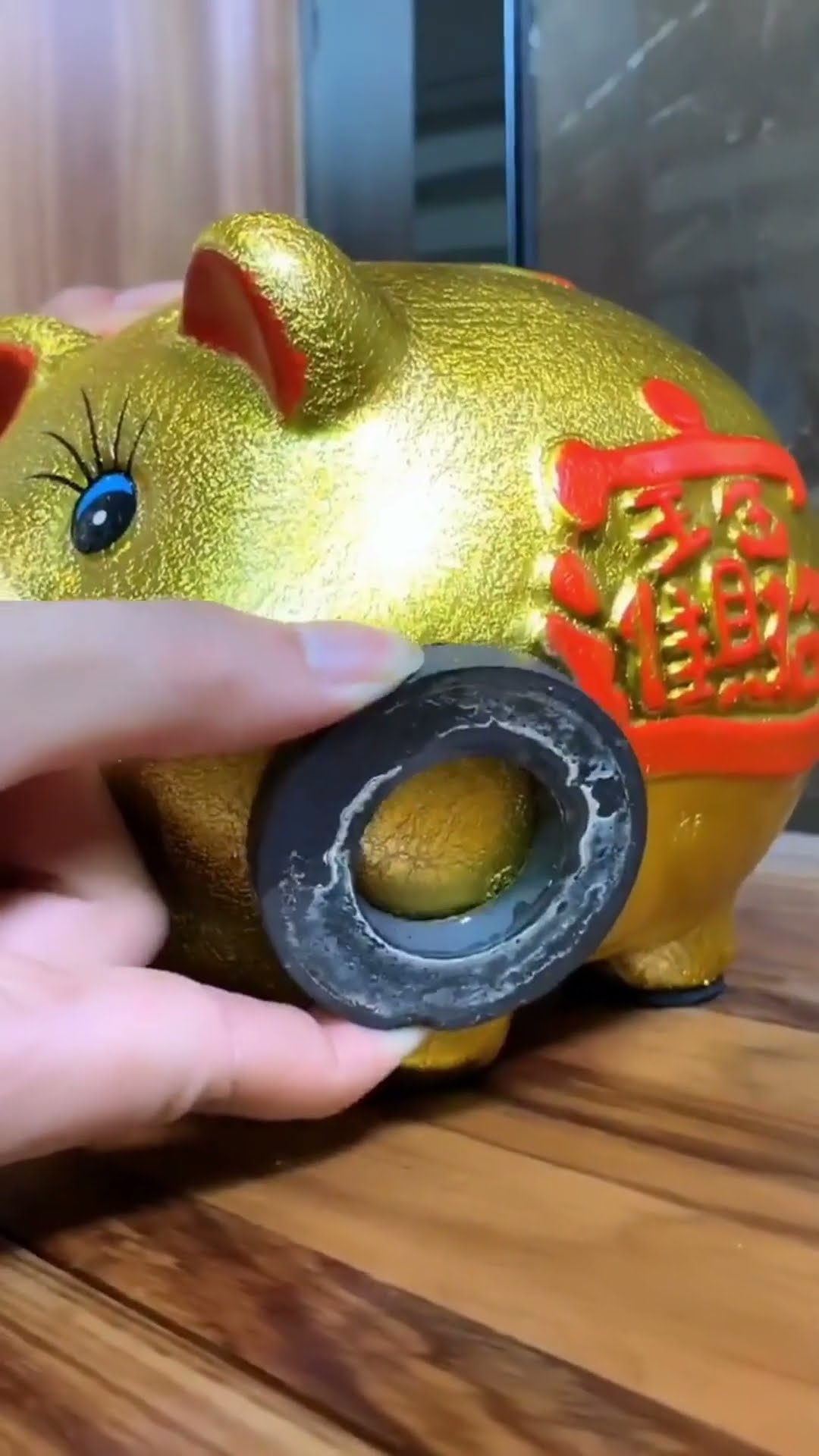 Funny Video! The Devil Mother's Piggy Bank Has A Lot Of Money!