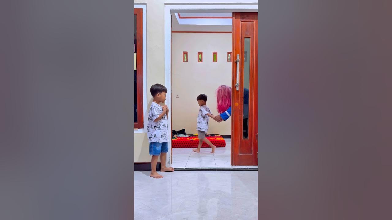 Baby twins hides from monster sirine rambut merah tung sahur hammud habibi😱😂 #fyp #shorts #funny