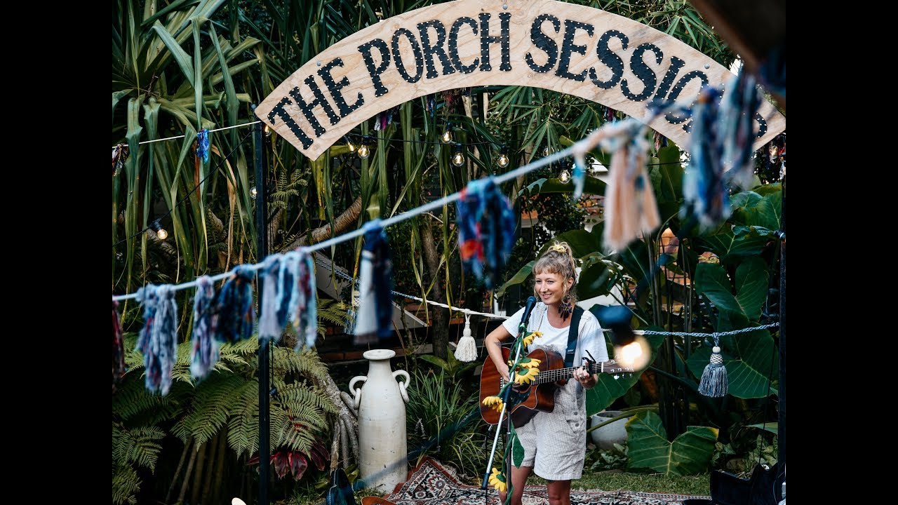 Alana Wilkinson || Daisy Chains - Road Diaries (Porch Sessions On Tour) bekijken op YouTube Alana Wilkinson || Daisy Chains - Road Diaries (Porch Sessions On Tour) bekijken op YouTube