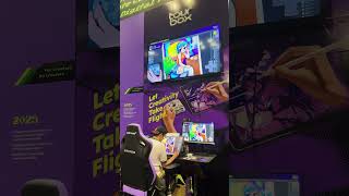 Watch @cdromarts  bring a vaporwave-style cool girl to life on the spot using #TourBox at #NYCC