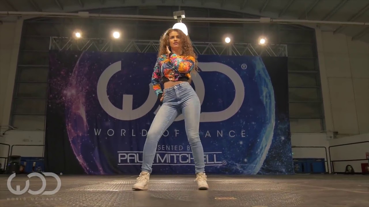 Chica bailando como muñeca Barbie HD - YouTube