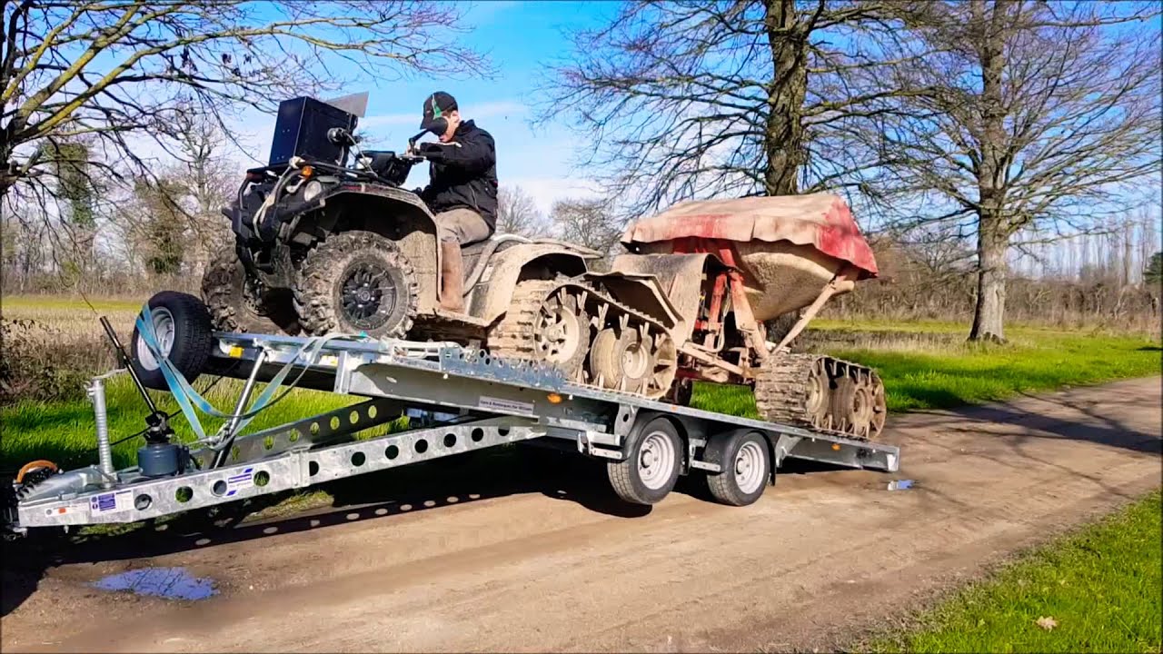 Épandage d'engrais en condition difficile avec un quad.