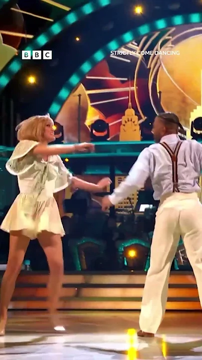 Yes Sir, look at those lifts! ✨ JB and Lauren’s Charleston is exquisite! #Strictly