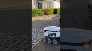 Have you ever chase a Robot? #cambridge #robot #deliveroo #coop #talesinpixels screenshot 5