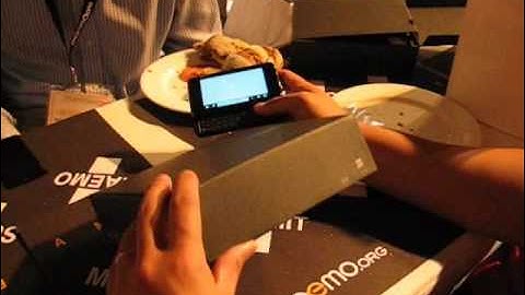 Happy Geeks Handle the N900 at the Maemo Summit