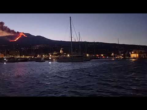 L'eruzione dell'Etna vista in riva al mare