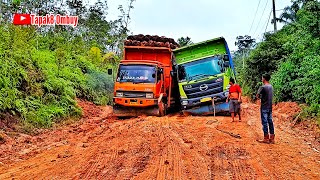 Truck Fuso Off-road Bak Sampai Bersenggolan Keras Terpal Sampai Koyak