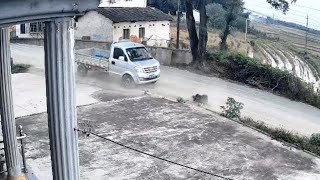 男孩下校车后被小货车撞飞，撞飞数米后起身，哭喊着妈妈飞奔回家