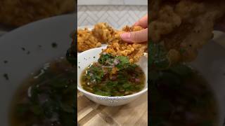 BATATAS FRITAS DE BARRIGA DE PORCO CROCANTE COM MOLHO TAILANDES