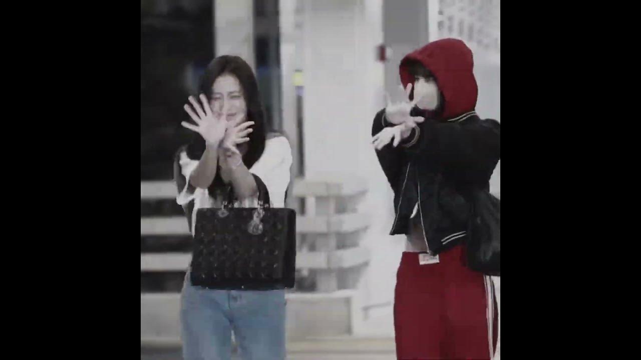 Lisa and jisoo doing flower dance #kpop #jisoo #lisa #blackpink