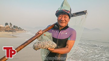 Ngư dân ngâm mình trong nước 8 tiếng săn 