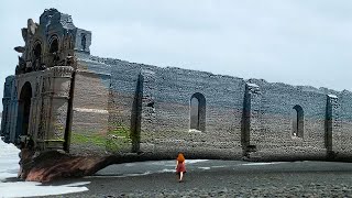 Découverte choquante : une femme découvre un immense temple échoué sur le rivage