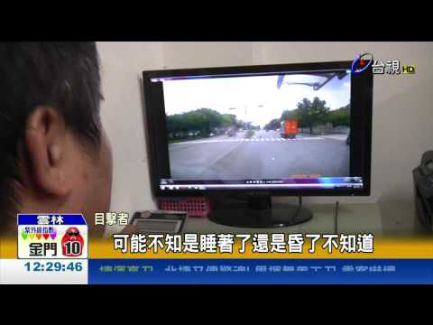 婦開車失控撞分隔島轎車翻覆全都錄