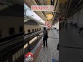[一瞬停止] 駅構内を通過する新幹線に、外国人観光客が思わず立ち尽くした。(海外の反応)